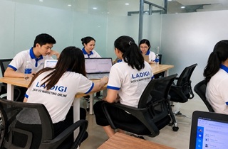 Trao chứng chỉ hoàn thành khóa học